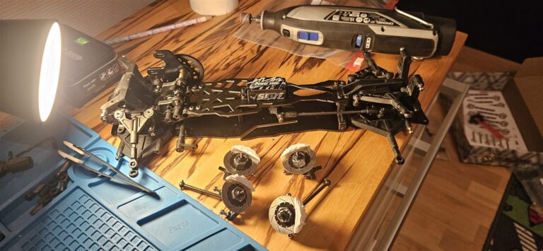 RC-drift-auton runko ja irralliset vanteet rakentelupöydällä Auranmaa Makersin kerhoillassa