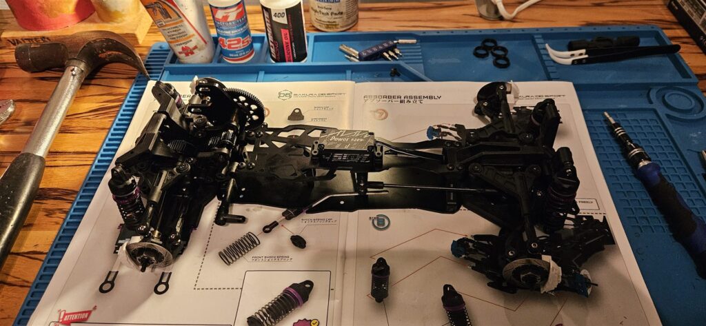 RC-drift-auton runko ja iskunvaimentimet rakentelualustalla Auranmaa Makers ry:n harrastustoiminnassa