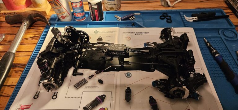 RC-drift-auton runko ja iskunvaimentimet rakentelualustalla Auranmaa Makers ry:n harrastustoiminnassa