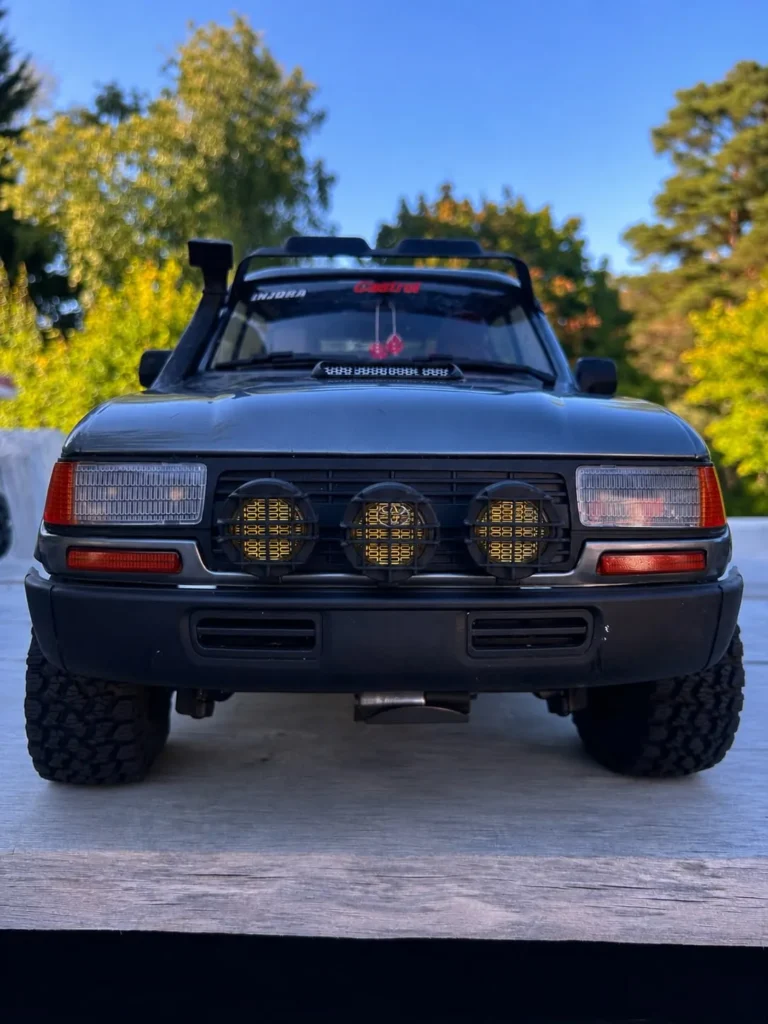 Musta InJora Land Cruiser -crawler edestä keltaisin lisävaloin