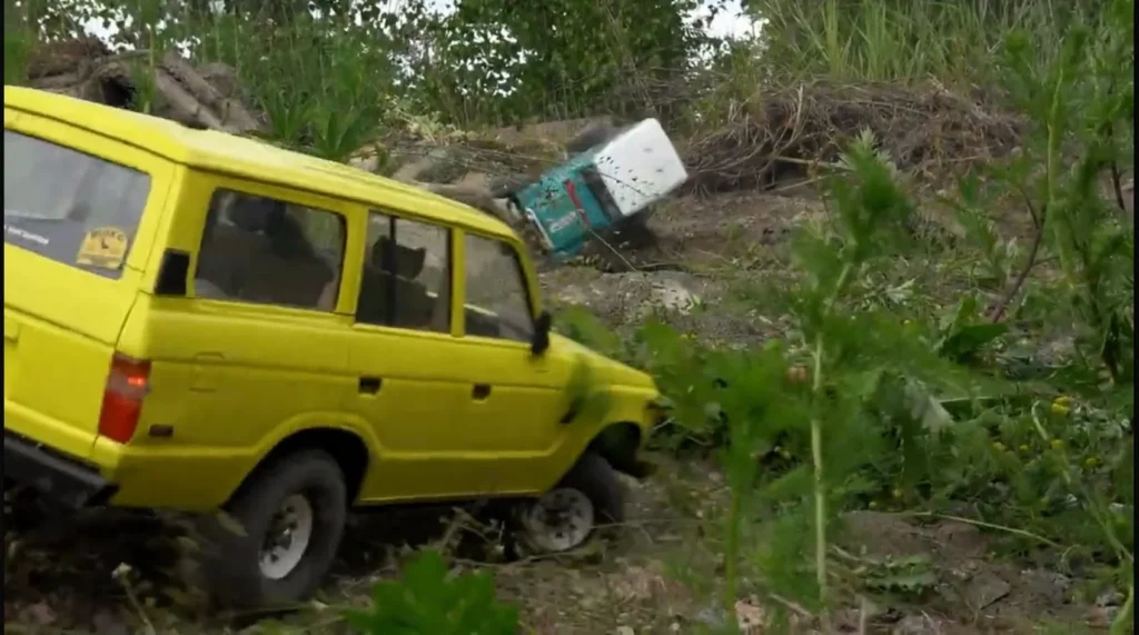 Keltainen Land Cruiser -crawler kyljellään maastossa