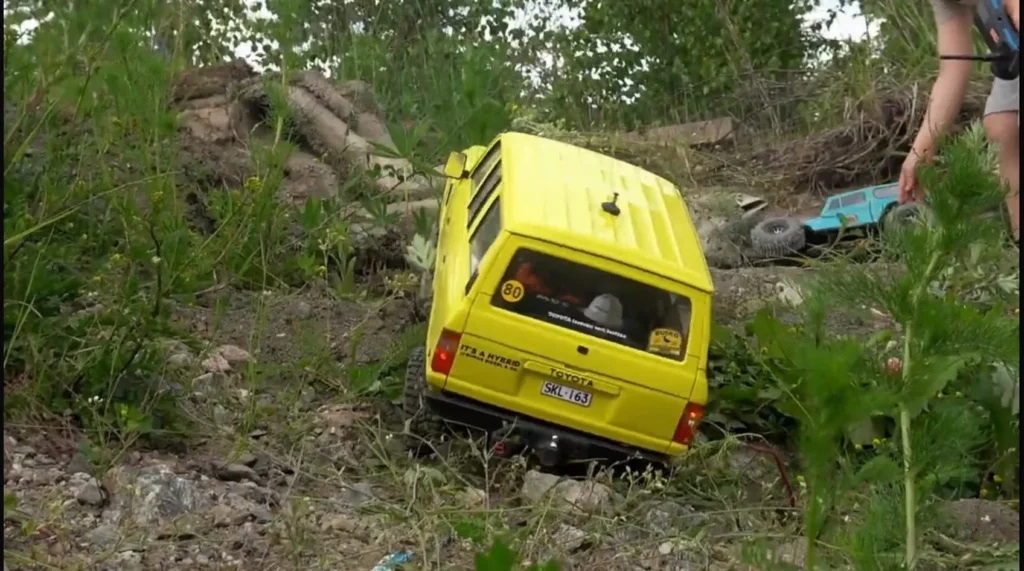 Keltainen Toyota Land Cruiser -crawler rinteessä