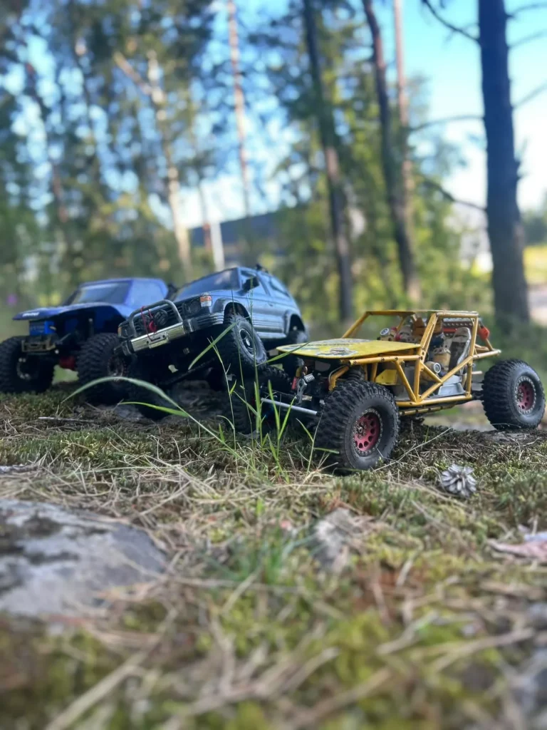 Kolme RC-crawleria rivissä metsämaastossa