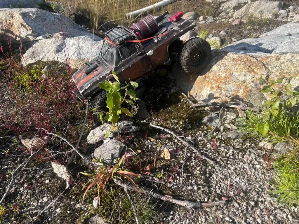 Patinoitu RC-crawler kivikossa