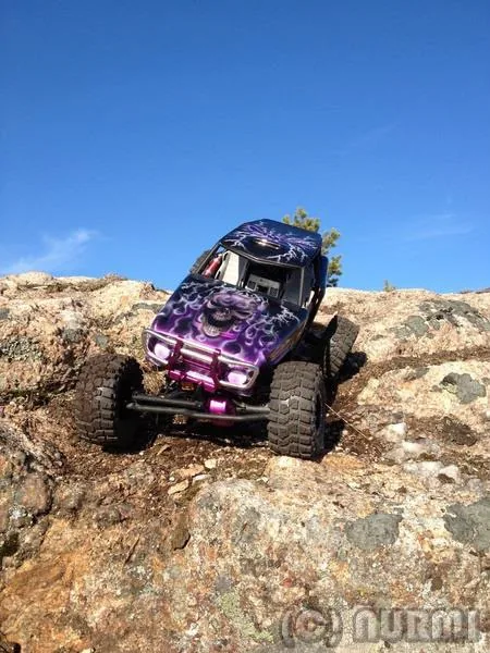 Violetti liekkimaalattu RC-crawler kalliolla