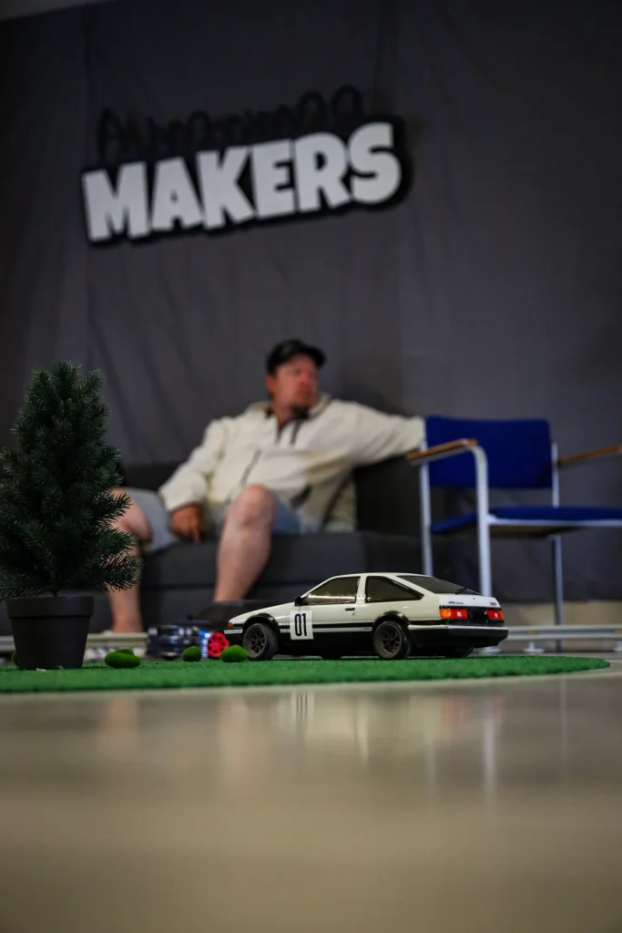 Toyota AE86 -korinen RC-auto, taustalla Auranmaa Makers -banneri