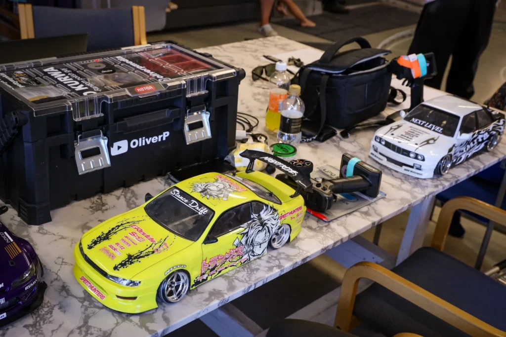 Huoltopöytä työkalulaatikoineen ja keltainen RC-drift-auto