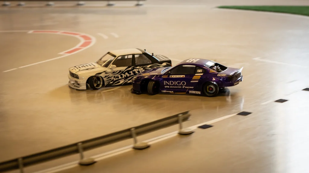 Kaksi RC-drift-autoa peräkkäin Auranmaa Makersin sisäradalla