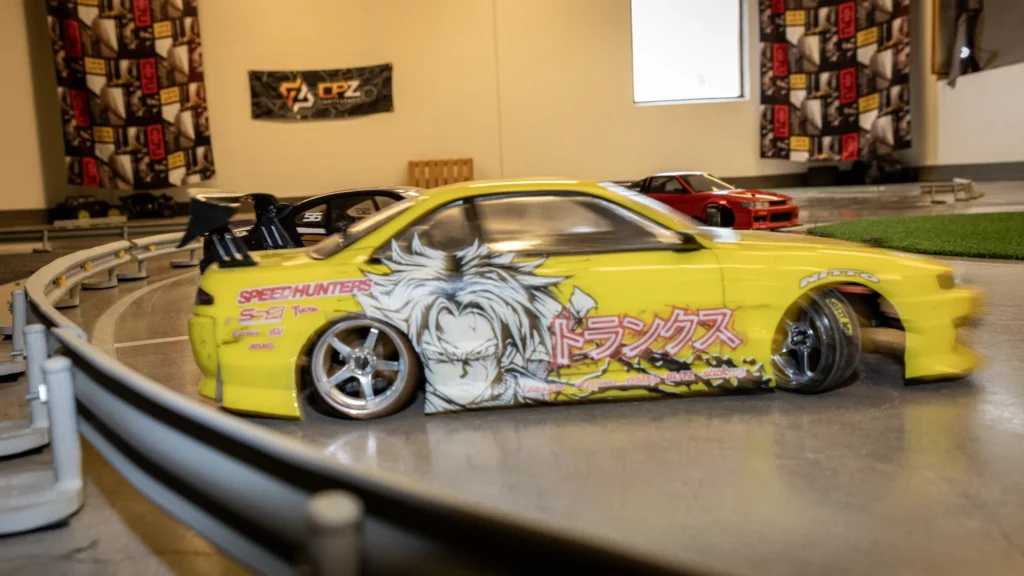 Keltaisen RC-drift-auton lähikuva radalla