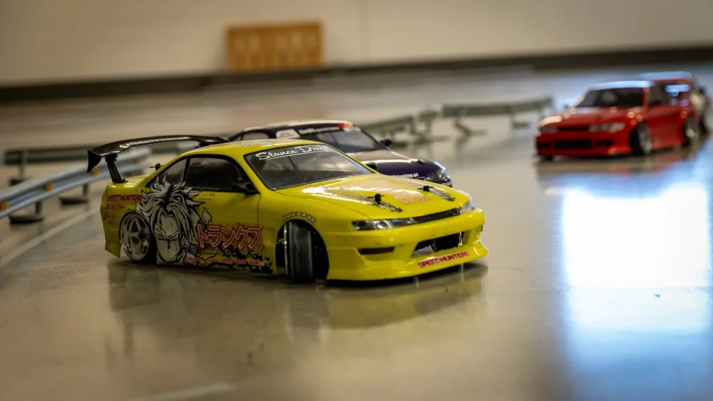 Keltainen ja punainen RC-drift-auto radalla