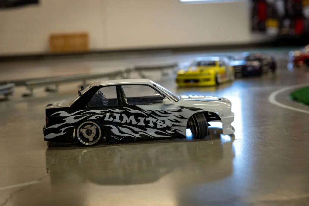Limitless-RC-drift-auto sivuprofiilissa radalla