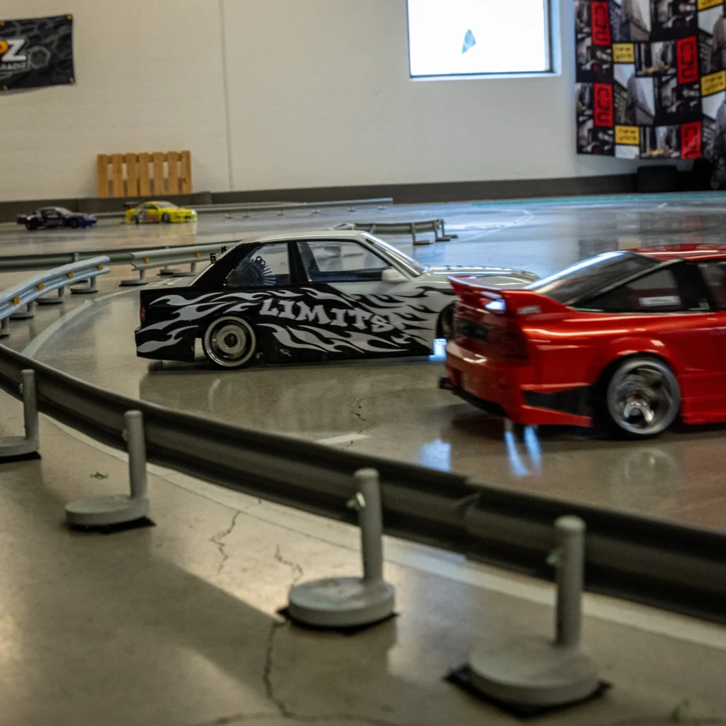 Limitless-teippauksin varustettu ja punainen RC-drift-auto radalla