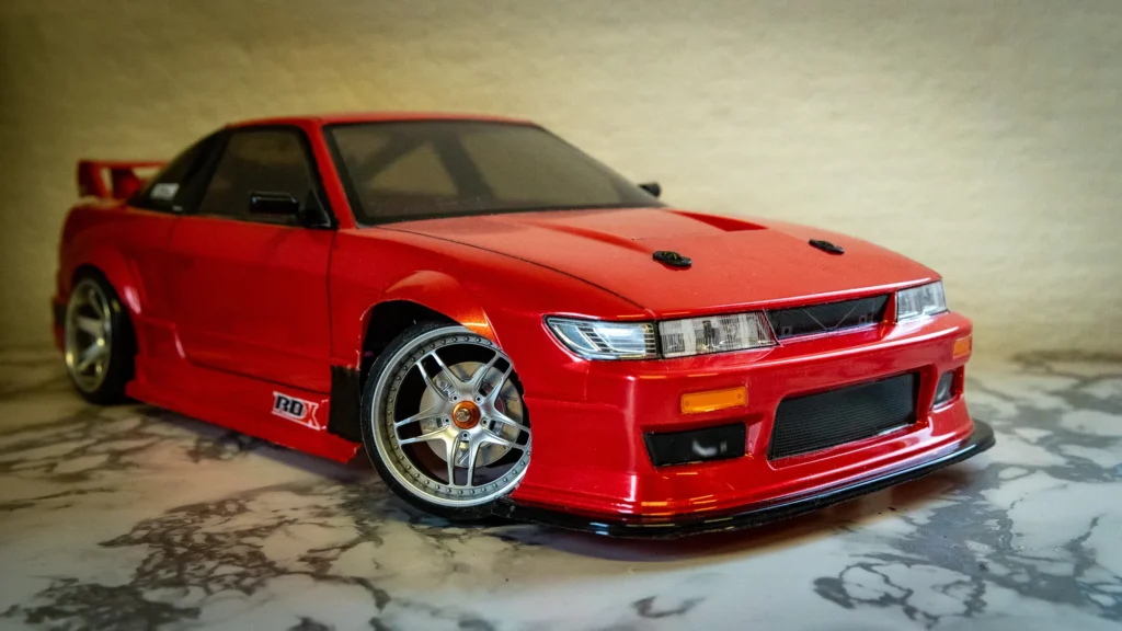 Punainen Nissan Silvia -korinen RC-drift-auto lähikuvassa