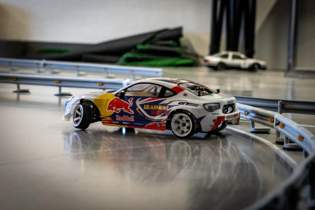Red Bull -teippauksin varustettu RC-drift-auto radalla