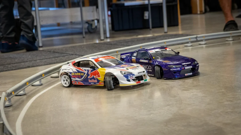Red Bull -teippauksin varustettu ja violetti RC-drift-auto radalla