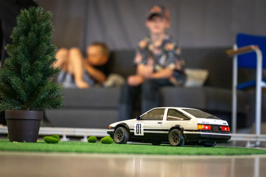 Toyota AE86 -korinen RC-drift-auto radan viheralueella