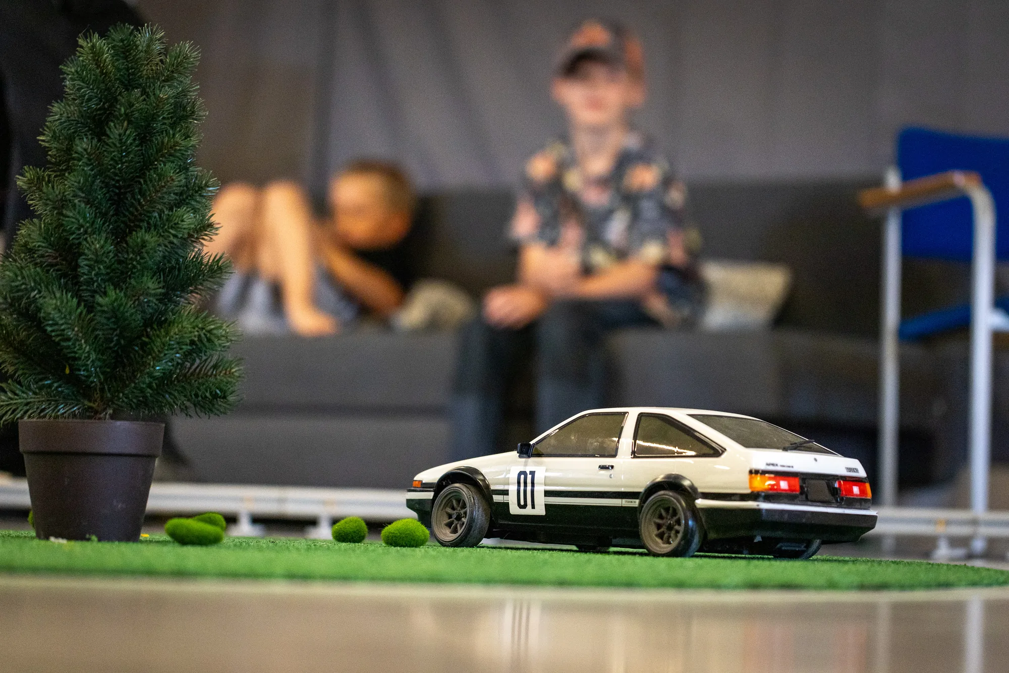 Toyota AE86 -korinen RC-drift-auto radan viheralueella