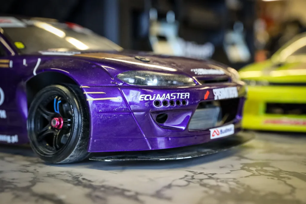 Violetin RC-drift-auton lähikuva kerhotilassa