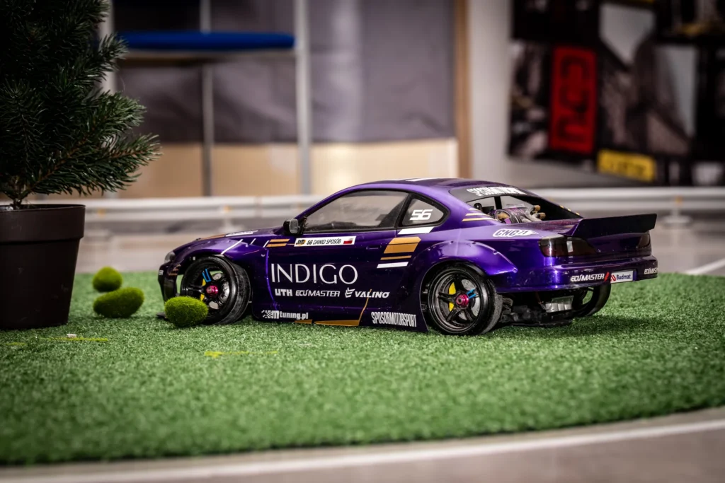Violetti RC-drift-auto radan viheralueella kerhotilassa