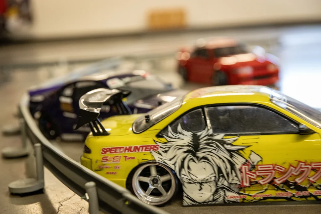 Violetti ja keltainen RC-drift-auto lähikuvassa