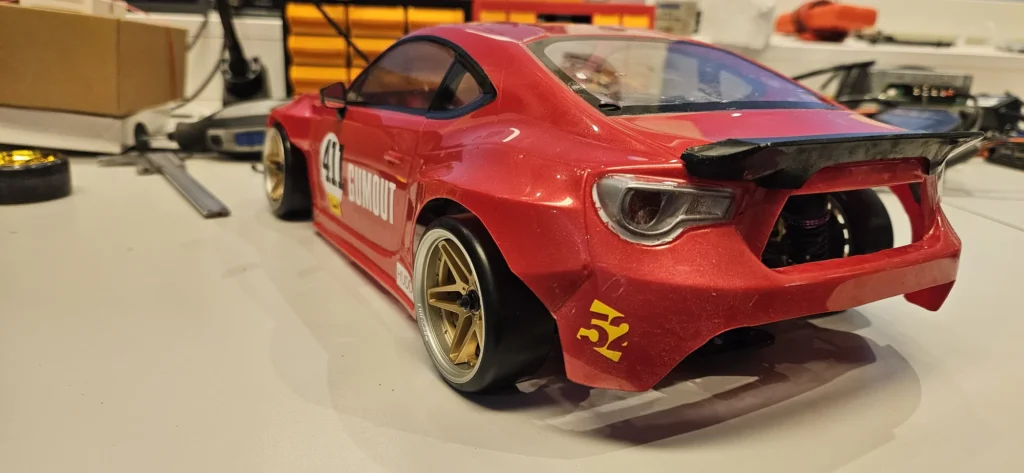 Punaisen RC-drift-auton takasiipi ja takavalot lähikuvassa