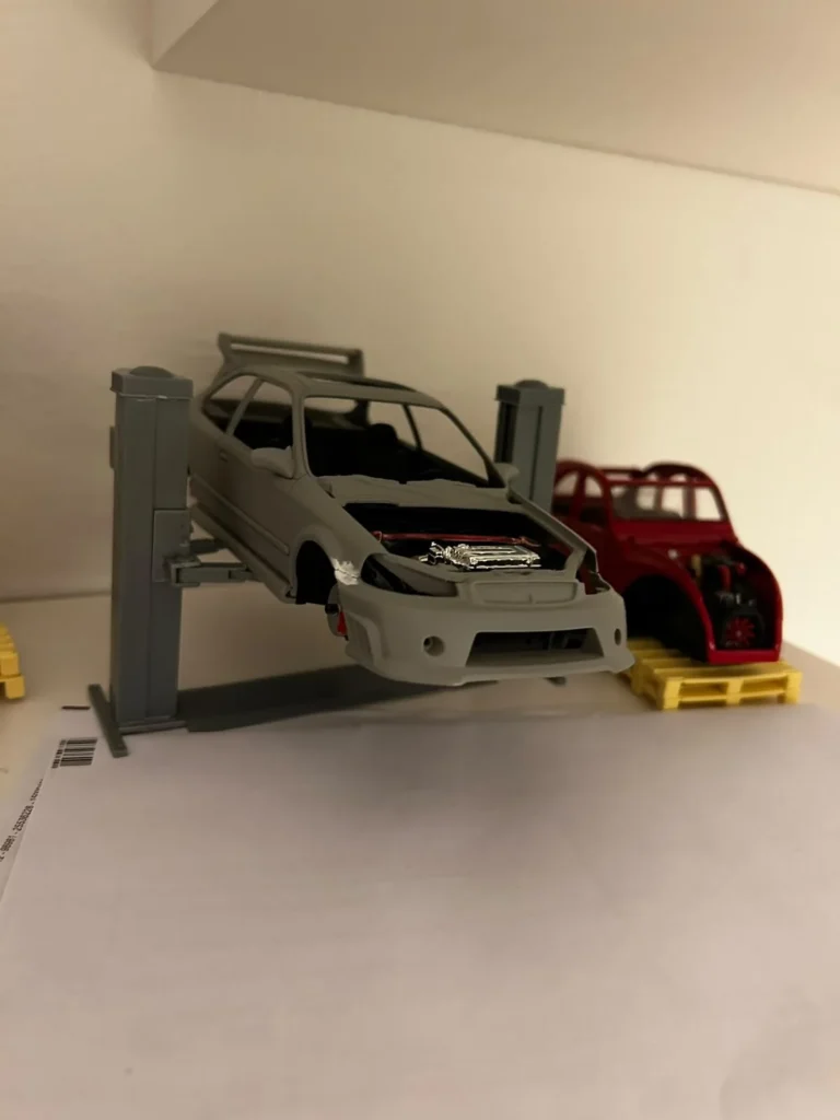 RC-drift-korit huoltopukeilla verstaalla