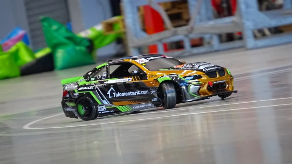 Monivärinen RC-drift-auto luisussa sisäradalla