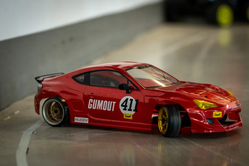 Punaisen Gumout 411 -RC-drift-auton sivuprofiili radalla